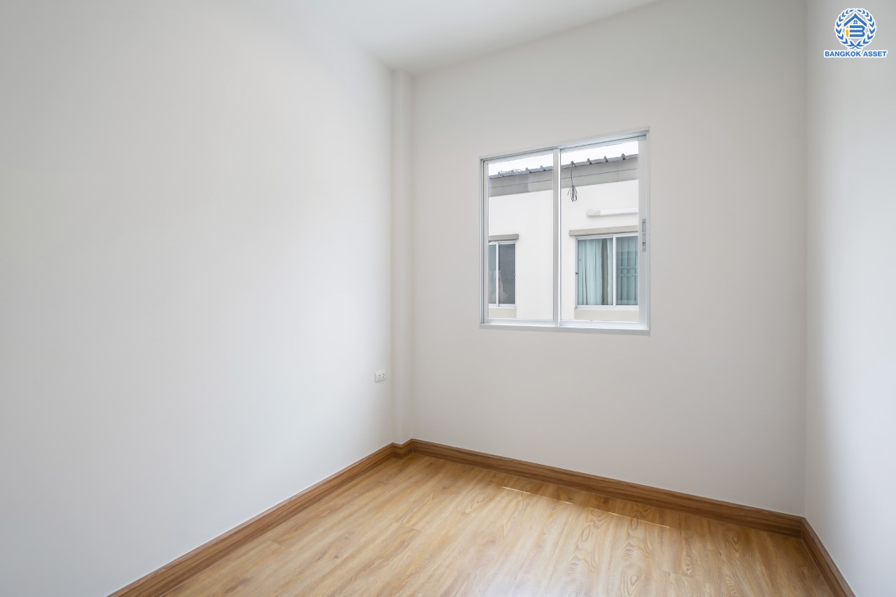 บ้านมือสอง ม.ลุมพินีทาวน์วิลล์ ราชพฤกษ์-นครอินทร์ เนื้อที่ 17.5 ตร.ว. ฟังก์ชัน 3 ห้องนอน 2 ห้องน้ำ 1 ห้องอเนกประสงค์ชั้นดาดฟ้า จอดรถได้ 2 คัน พร้อม Living Room กว้างขวาง เดินทางสะดวก เข้า-ออกได้หลายเส้นทาง ทั้ง ถ.นครอินทร์, ถ.ราชพฤกษ์ ใกล้ทางด่วน "ศรีรัช"